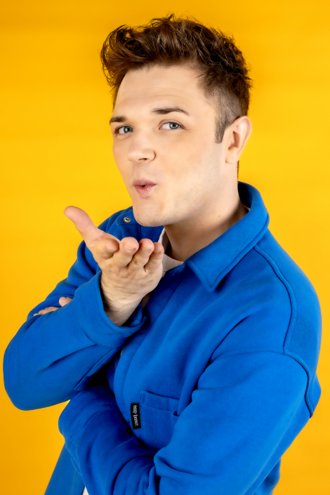 X_2025_05_09_Kevin_Neon_Gelb_Blaue_Jacke_Kussmund_A4_300dpi_(C)sunstroem