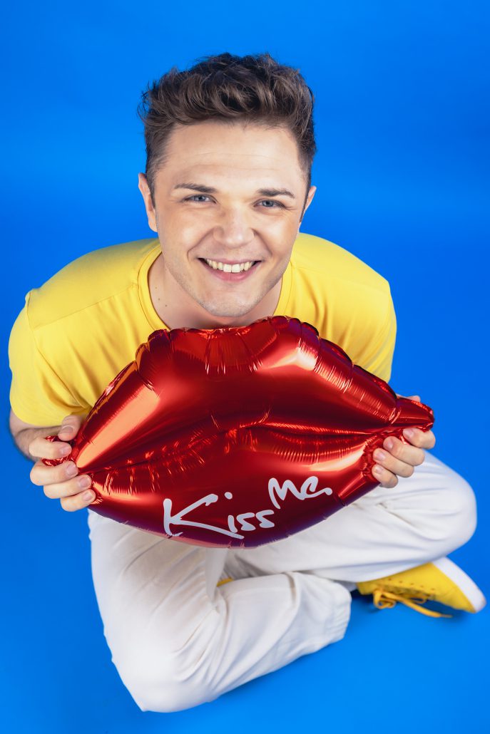 X_2025_05_09_Kevin_Neon_Hell_Blau_Mund_Ballon_A4_300dpi_(C)sunstroem